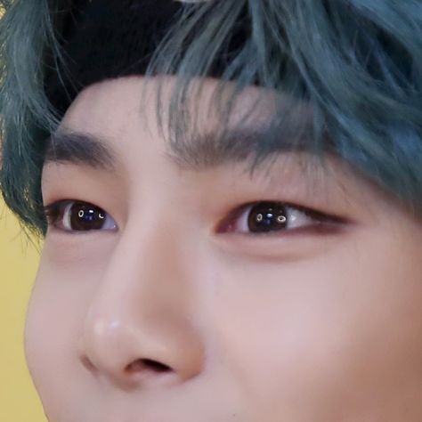 Jeongin Eyes Close Up, Jeongin Eyes, Skz Reference, Foxy Eyes, Close Up Faces, Eye Close Up, Kids Origami, Maknae On Top, Eye Details