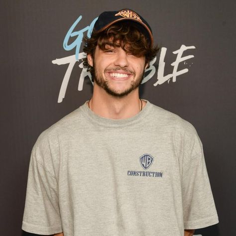 HAPPY 24th BIRTHDAY to NOAH CENTINEO!!      5/9/20   American actor and model. He is known for his roles in the final three seasons of the television series The Fosters, the Disney Channel film How to Build a Better Boy (2014), and the 2018 Netflix romantic comedy films To All the Boys I've Loved Before and Sierra Burgess Is a Loser. Noah Centenio, Noah Centineo, Jenny Han, Golden Heart, Comedy Films, Side Profile, Hollywood Actor, Heart Eyes, Cute Celebrities