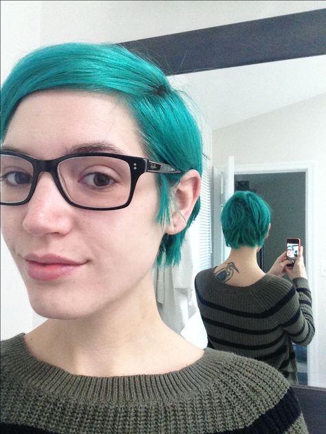 Aqua hair turquoise hair short hair pixie cut Teal Hair Dye, Pixie Shag, Short Hair Pixie, Shaggy Pixie Cuts, Shaggy Pixie, Androgynous Hair, Aqua Hair, French Bob, Teal Hair