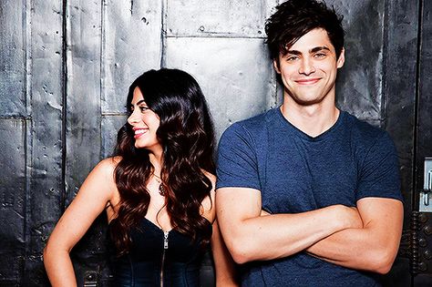 Alec And Jace, Shadowhunters Cast, Shadowhunters Tv Show, Famous In Love, Isabelle Lightwood, Matthew Daddario, Alec Lightwood, Jane The Virgin, Cassandra Clare