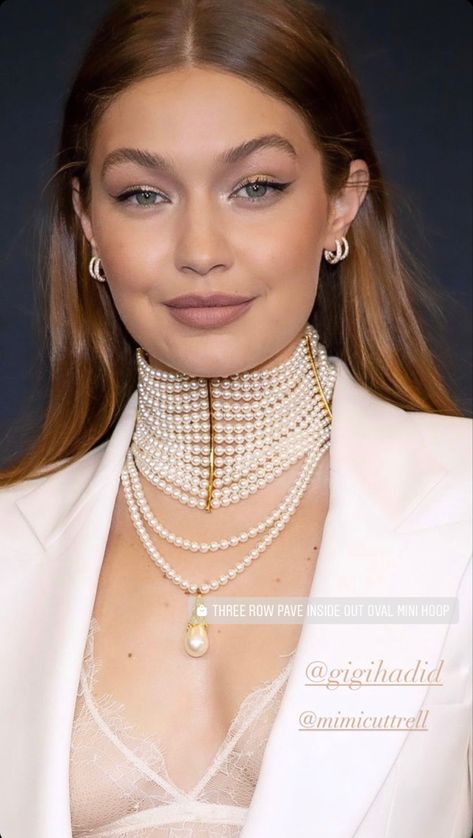 Pearl Choker Outfit, Rich Girl Aesthetic Wallpaper, Rich Girl Lifestyle Luxury, Rich Girl Nails, Rich Outfits Classy, Bedroom Rich, Rich Girl Aesthetic Outfit, Makeup Learning, Rich Girl Bedroom