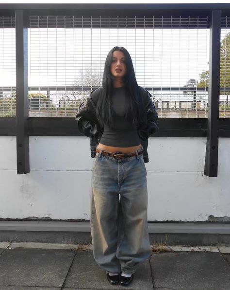 Cool Ootd, 90’s Baggy, Size 6, 90s Baggy Cargo Style Jeans, 90s Winter Streetwear Tops, 90s Grunge Long Skirt Outfit, 2000s Fashion Winter, 90s Fall Streetwear Sweater, Oufits Casual