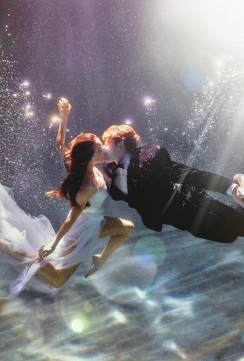 Underwater Photography Pool, Underwater Wedding, Underwater Photoshoot, Underwater Portrait, Under The Water, Underwater Art, Underwater Photos, Water Photography, Under Water