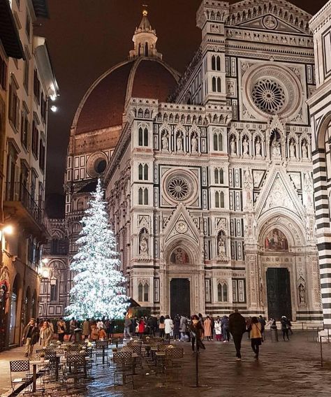 Beautiful Italy 🇮🇹 on Instagram: “Florence, Italy 📸 @fidanzamarco  #florence #italy” Florence Winter, Italy Tourism, Christmas In Italy, Christmas In Europe, Italy Map, Italy Tours, Italy Photo, Dream City, Florence Italy