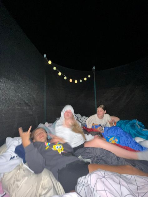 School Sleepover Aesthetic, Summer Trampoline Sleepover, Trampoline Photos, Trampoline Sleepover Aesthetic, Camping Setup Ideas, Trampoline Sleepover, Camping Setup, Fun Sleepover Ideas, Friend Pictures Poses