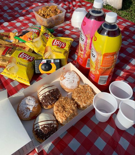 Picnic Food Ideas Aesthetic Junk Food, Picnic Aesthetic Food, Food Donut, Picnic Date Food, Picnic Aesthetic, Doughnut Cake, Picnic Date, Picnic Food, Lemon Tea