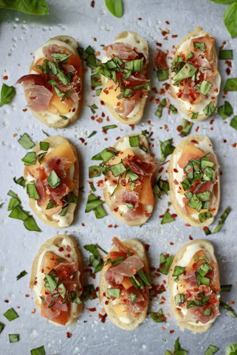 Peach and Brie Crostini with Prosciutto and Basil Peach And Brie, Meat And Cheese Appetizers, Brie Crostini, Yummy Appetizers Parties, Crostini Recipe, Brie Recipes, Crostini Recipes, Basil Recipes, Tomato Tart