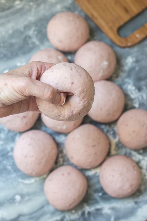 Homemade Strawberry Bagels, Strawberry Bagels Sourdough, Sourdough Strawberry Bagels, Homemade Bagel Flavors, Sourdough Bagel Flavors, Flavored Bagel Recipe, Strawberry Sourdough Bagels, Unique Bagel Flavors, Strawberry Bagels Recipe