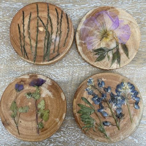 Pressed Flower Coasters Diy, Dried Flowers On Wood, Dried Flower Magnets, Diy Pressed Flower Art Craft Ideas, Modge Podge On Wood, Dried Flowers Crafts, 4h Projects, Flowers To Go, Mops Crafts