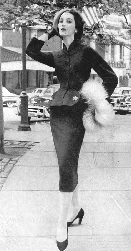 50's skirt suit. | An expensive American 1950's skirt suit w… | Flickr Retro Fashion Photography, Dorian Leigh, 1950 Style, Fashion 60s, 1950 Fashion, Glamour Vintage, Vintage Suit, Fifties Fashion, Design Moda