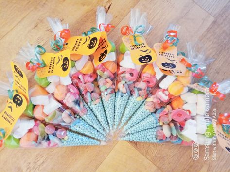 Halloween Sweet Cones Ideas, Treat Cones, Sweet Cones, Spooky Treats, Sweet Box, Halloween Party Favors, Wedding Favours, Trick Or Treat, Halloween Party