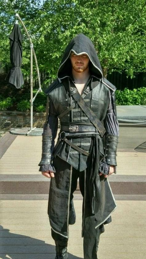 Assassin Clothing Men, Fantasy Assassin Outfit Male, Medieval Assassin, Male Assassin Outfit, Rogue Armor, Renfair Outfit Men, Ren Faire Outfit Ideas Men, Medevil Outfits Man, Fantasy Medieval Clothes Male