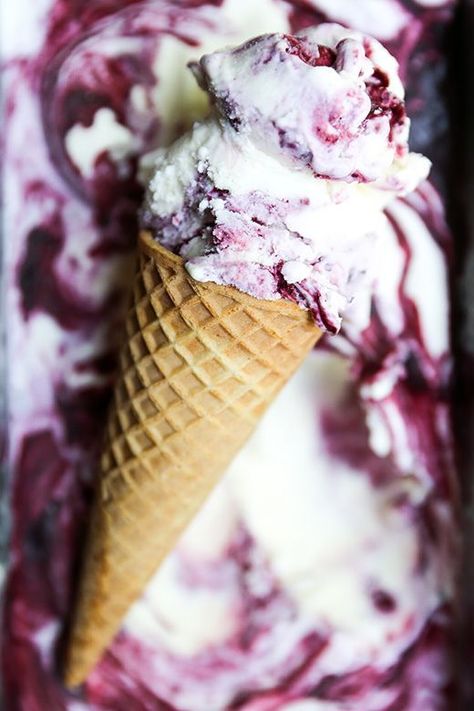 Blueberry-Basil Swirled Ice Cream | www.floatingkitch... Snack Sani, Blueberry Ice Cream, Cheesecake Ice Cream, Ice Cream Popsicles, Blueberry Cheesecake, An Ice Cream, Frozen Blueberries, Ice Cream Maker, Homemade Ice