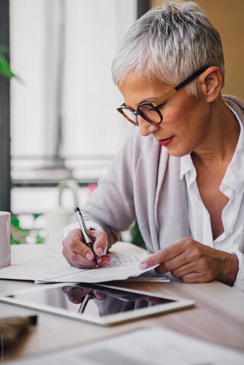 People Writing Photography, Woman Writing Photography, Woman Writing Aesthetic, Woman Giving Speech, Writing Pose Reference, Simple Journaling, Person Writing, Woman Writing, Journaling Techniques