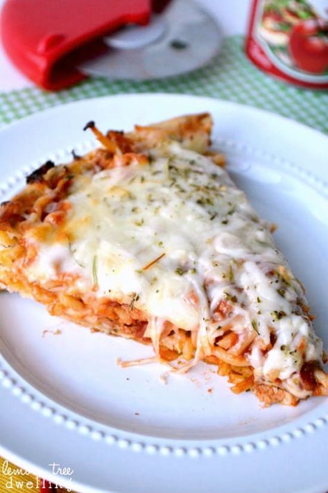 Spaghetti Pizza Pie Happy Hour Appetizers, Spaghetti Pizza, Leftover Spaghetti, Pizza Pie, Spaghetti Recipes, Italian Dishes, Main Meals, Pizza Recipes, I Love Food