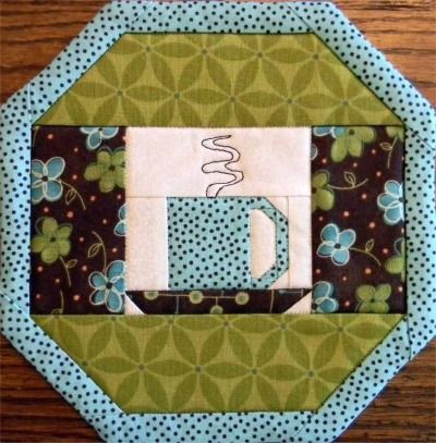 Mini Patchwork, Rug Tutorial, Mug Rug Patterns, Place Mats Quilted, Small Sewing Projects, Quilted Table Runners, Quilting Tips, Mini Quilts, Mini Quilt