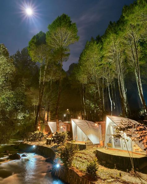 Here are the 10 most (ultra)luxurious glamping sites in the world that should be on your bucket list (if you have deep pockets). Glamping Inspiration, Resort Design Plan, Riverside Resort, Riverside Cottage, Building Design Plan, Floating Architecture, Desert Resort, Glamping Resorts, Camping Resort