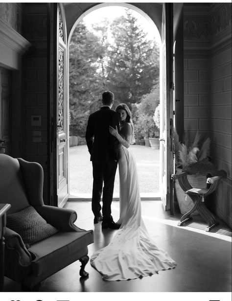 Wedding Fotos, Wedding Portrait Poses, Wedding Picture Poses, Wedding Photography Styles, Wedding Couple Poses, Wedding Photos Poses, Wedding Engagement Photos, Wedding Picture, Wedding Photography Poses