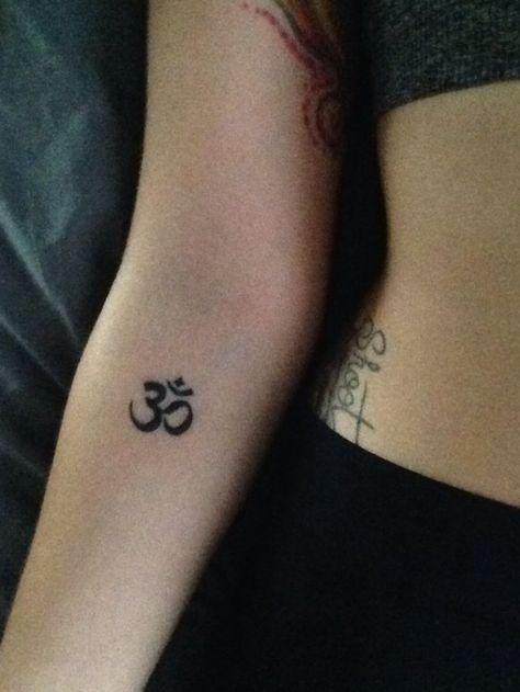 Best 25+ Tattoos om ideas on Pinterest | Om wrist tattoo, Ohm tattoo and No tattoos #smalltattoo #tattooideas Om Tattoo Placement, Ohm Sign Tattoo, Small Ohm Tattoo Design, Symbol Wrist Tattoo, Om Sign Tattoo, Ohm Tattoo Design, Ohm Symbol Tattoo, Tattoos Om, Spiritual Tattoo Designs