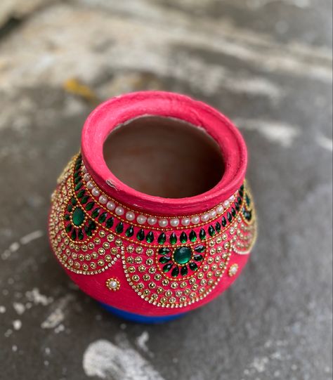 Pot Painting Ideas Traditional, Marriage Pot Designs, Small Matka Painting Designs, Kalash Decoration Pooja, Marriage Pots Decoration, Mud Pot Painting Ideas Indian, Matka Decoration Pots Wedding, Kalash Decoration Handmade, Pot Designs Painted Indian