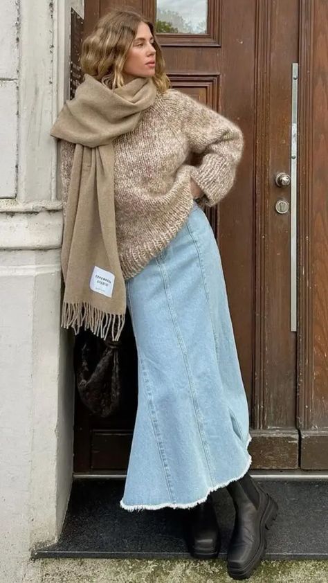 Fall Dresses And Skirts Outfit, Long Denim Skirt Outfits Winter, Dresses And Sweaters Layering, Long Denim Skirt Outfit Autumn, Long Skirts And Sweaters Outfit, Oversized Sweater And Long Skirt Outfit, Fall Modest Fashion, Boots And Long Skirts, Salome Andrea Outfits