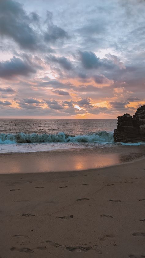 Atardecer sin igual en playa de Puerto Escondido. Dreamboard Visionboard, Beach Bum Aesthetic, Puerto Escondido Oaxaca, Puerto Vallarta Mexico, Tropical Travel, Vision Board Affirmations, Vision Board Inspiration, Christmas Travel, Travel Inspo