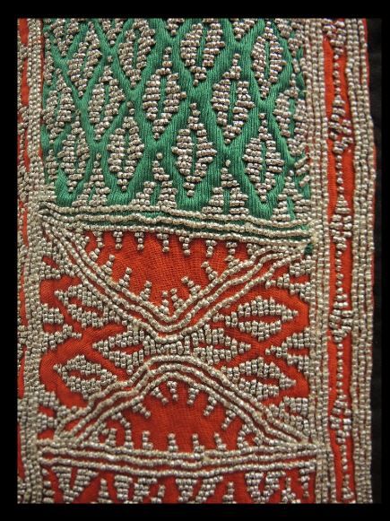 Saudi Clothing, Fur Embroidery, Clothing Texture, المملكة العربية السعودية, Embroidery Fashion, Silver Bead, Traditional Clothing, Bead Embroidery, Fashion History