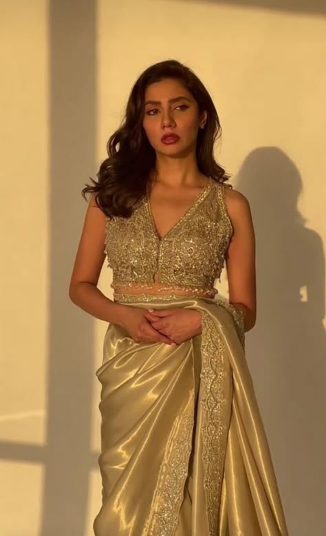 Glitter Saree Party Wear, Mahira Khan Saree, Golden Saree Look, Glitter Dress Party, Golden Blouse Designs, Mahira Khan Dresses, Farewell Saree, Saree Blouse Styles, Sarees For Girls