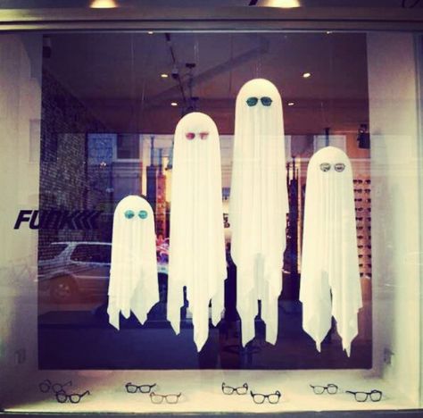 Diy Halloween Window Decorations, Halloween Window Display, Eyewear Store Design, Halloween Window Decorations, Window Display Retail, Eyewear Display, Decoration Vitrine, Store Window Display, Visual Merchandising Displays