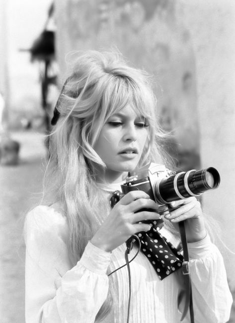 brigitte bardot - Google Search Brigitte Bardot Hair, Holding A Camera, Bardot Bangs, Bardot Hair, Bridget Bardot, Olivia Palermo, Haircuts With Bangs, Brigitte Bardot, Hair Envy