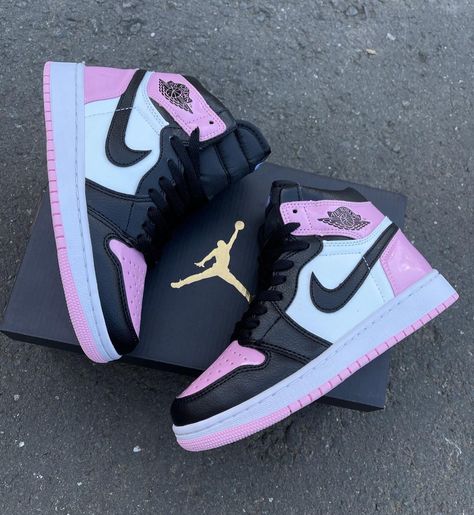 Buty Nike Jordan, Jordan Rose, Nike Shoes Women Fashion, Pink Jordans, Pink Nike Shoes, Pretty Sneakers, Nike Fashion Shoes, Preppy Shoes, Pretty Shoes Sneakers