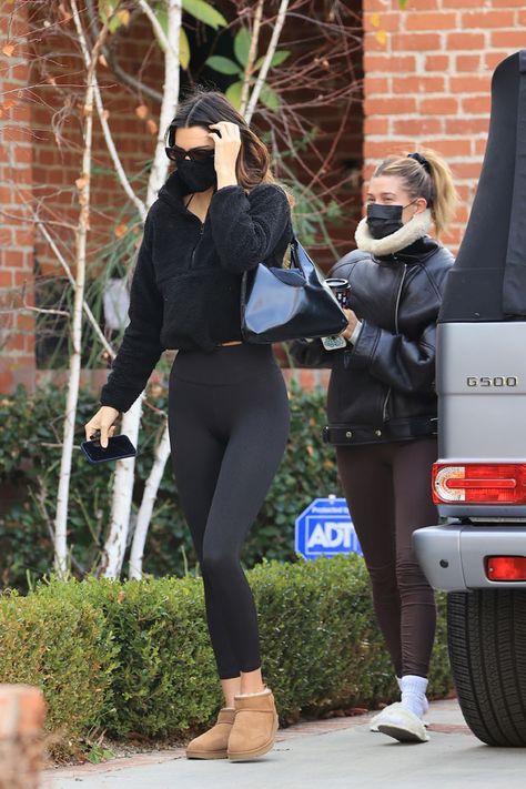 Kendall Jenner & Hailey Baldwin In Matching Leggings & Short Jackets: Pics – Hollywood Life Short Ugg Boots Outfit, Ankle Jeans Outfit, Ultra Mini Uggs Outfit, Mini Uggs Outfit, Kendall Jenner Hailey, Workout Together, Short Ugg, Outfit With Uggs, Workout Pics