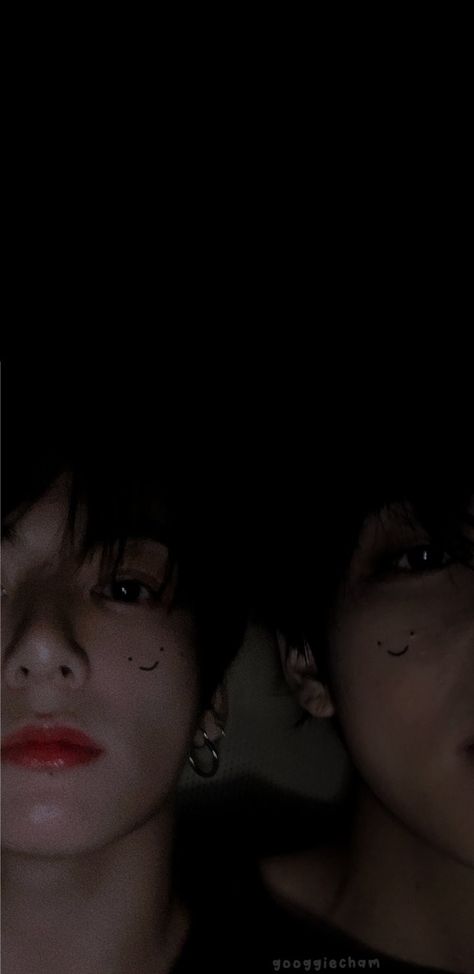 Taekook Dark Aesthetic, Taekook Lockscreen, I Wallpaper, Dark Wallpaper, Bts Boys, Bts Taehyung, Dark Aesthetic, Lock Screen Wallpaper, Cute Wallpapers