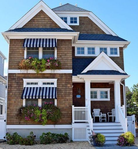 Nantucket Townhouse, Beach Townhouse Exterior, Coastal Townhouse Exterior, Nautical House Exterior, Beach Apartment Exterior, Coastal Ranch House Exterior, Small Beach House Exterior, New Jersey Beach House, Narrow Beach House