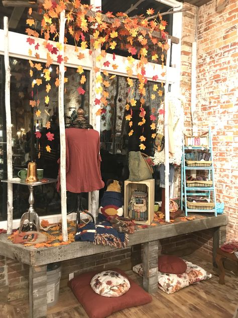 Fall window display Fall Retail Display, Fall Store Window Displays, Fall Store Displays, Fall Window Display, Boutique Window Displays, Autumn Window Display, Fall Windows, Window Display Retail, Decoration Vitrine