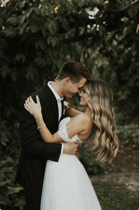 Must Have Bride And Groom Photos, Bride And Groom Photoshoot Ideas, Must Take Wedding Pictures, Journalistic Wedding Photography, Small Wedding Party Photos, Garden Wedding Hair, Wedding Family Portraits, Wedding Photography Poses Bride, Photography Poses Bride