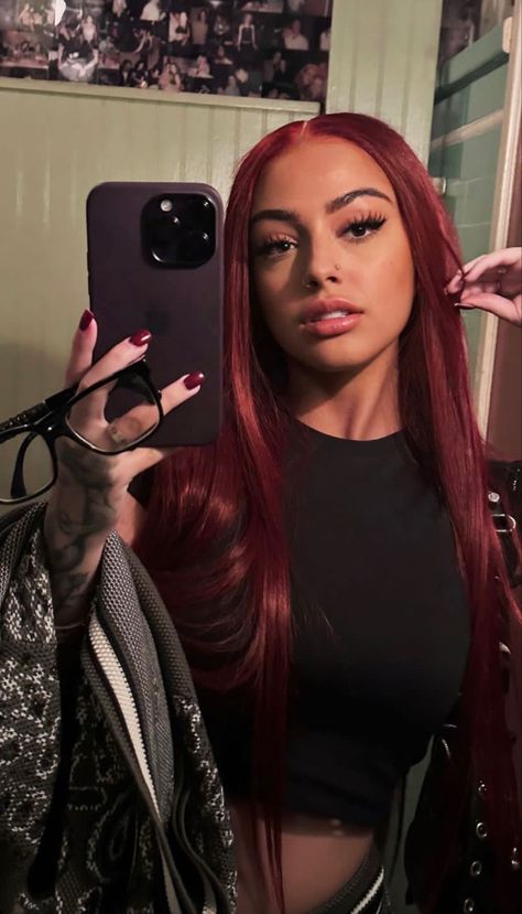 Burgandy Hair Curly Hair, Kylie Red Hair, Outfits That Go With Red Hair, Dark Hair To Red, Dark Red Hair Makeup, Dark Black Red Hair, Colorado Pelo, Red Hair Morenas, Latinas With Red Hair