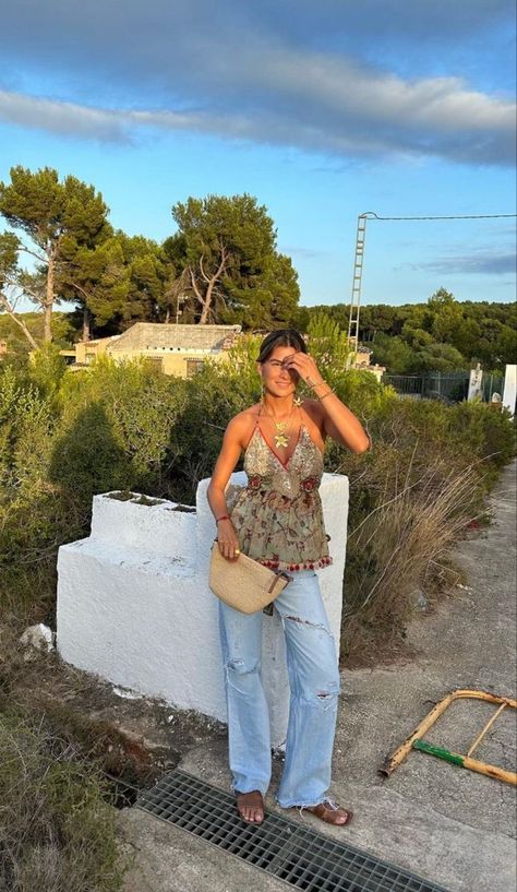 Boho Glam Style Outfits, Spanish Look Fashion, Medditeranean Outfits, Dinner Outfits Nyc, Summer Spanish Outfits, Spanish Summer Fashion, Barcelona Spain Aesthetic Outfits, Outfits For Barcelona Summer, Barcelona Spain Summer Outfits