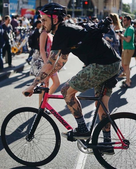 Fixie Outfits Men, Bike Messenger Style, Cyclist Outfit Men, Cycling Outfit Men, Commuter Bike Style, Hipster Bike, Cyclist Outfit, Urban Bike Style, Cycling Attire