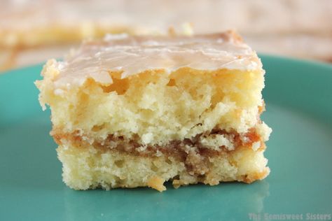 Honey Bun Cake Recipe, Bun Cake Recipe, Vanilla Bundt Cake Recipes, Homemade Hot Dog Buns, Hot Dog Sausage, Sour Cream Cookies, Cake Mix Muffins, Honey Bun Cake, Dog Sausage