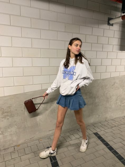 Mini Denim Skirt Outfit, Blue Skirt Outfit, Mini Skirt Jeans, Blue Skirt Outfits, Streetwear Lookbook, Trendy Outfit Inspo, Jean Skirt Outfits, Tennis Skirt Outfit, Skirt Jeans