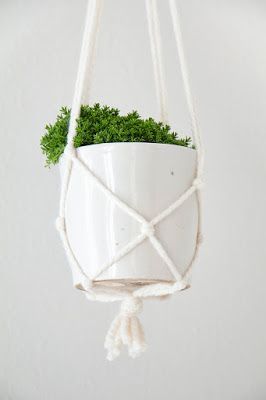 Chi Chi Dee Handmade: DIY Macrame Pot Hanger Tutorial Macrame Pot Hanger, Diy Macrame Plant Hanger Easy, Hanging Plants Diy, Macrame Plant Hanger Patterns, Makramee Diy, Diy Macrame Plant Hanger, Hanging Plant Holder, Diy Plant Hanger, Pot Hanger