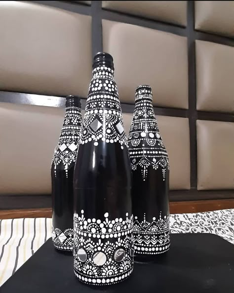 BottleArtLover on Instagram: “Wow, love these black and white dot painted bottles by @_beyond_waste To get feature in our bottle art page please follow…” Beer Bottle Art, Bottle Art Projects, Painted Mirror Art, Painted Bottles, Hand Painted Bottles, Glass Painting Designs, Glass Bottle Diy, Diy Glass Bottle Crafts, Glass Bottles Art