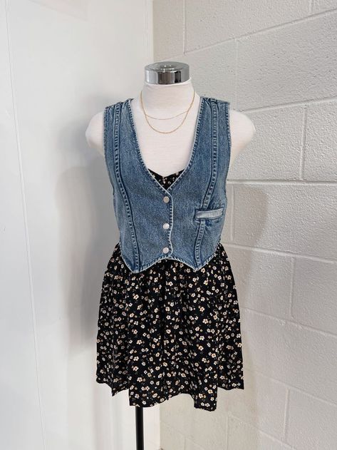 90s Midwest Fashion, 90s Denim Vest Outfit, 90s Doc Martens Outfits, Blue Jean Vest Outfit, Denim On Denim Outfit Summer, Denim Vest Outfit Ideas, 90s Vest Outfits, Boygenius Concert Outfit, Denim Vest Outfit Aesthetic