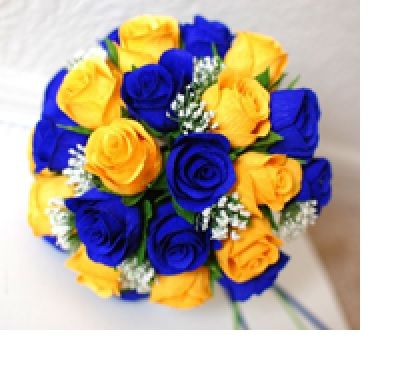 Blue and yellow rose centerpiece Blue Yellow Weddings, Yellow Rose Bouquet, Beauty And Beast Wedding, Blue Wedding Decorations, Yellow Wedding Theme, Beauty And The Beast Theme, Rosen Box, Sunflower Themed Wedding, Rosé Theme