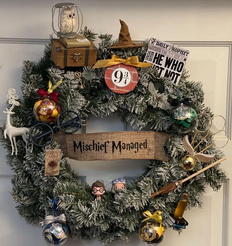 Hog Warts Christmas, Harry Potter Christmas Outdoor, Diy Harry Potter Christmas, Harry Potter Theme Christmas, Diy Harry Potter Christmas Ornaments, Harry Potter Weihnachten, Hp Christmas, Harry Potter Christmas Ornaments, Harry Potter Christmas Decorations