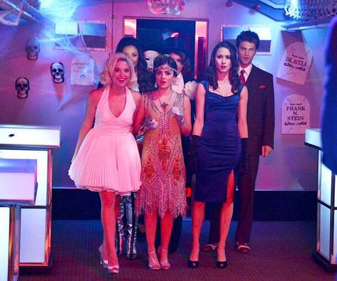 The Liars with Paige (Lindsay Shaw, back row center) and Toby (Keegan Allen, far right) Pretty Little Liars Hanna, Pretty Little Liars Outfits, Keegan Allen, Halloween Episodes, Pll Fashion, Halloween Party Outfits, Spencer Hastings, Press Play, Fantasias Halloween