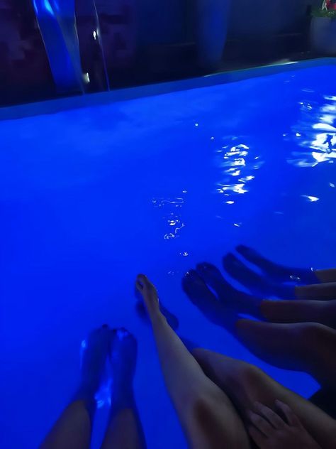 Pool At Night Aesthetic, Pool Night Pictures, Night Pool Party, Fun Love Quotes For Him, Very Funny Images, Pool At Night, Night Club Aesthetic, Nightclub Aesthetic, Summer Picture Poses