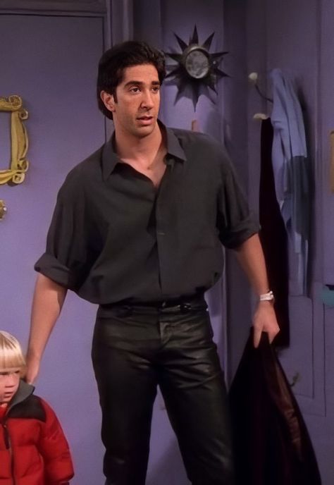 Friends Men Outfits, Ross Friends Outfits, Ross Geller Outfits, Joey Tribbiani Outfits, Chandler Bing Outfits, Ross Outfits, Ross Friends, Friends Chandler, Full Black Outfit