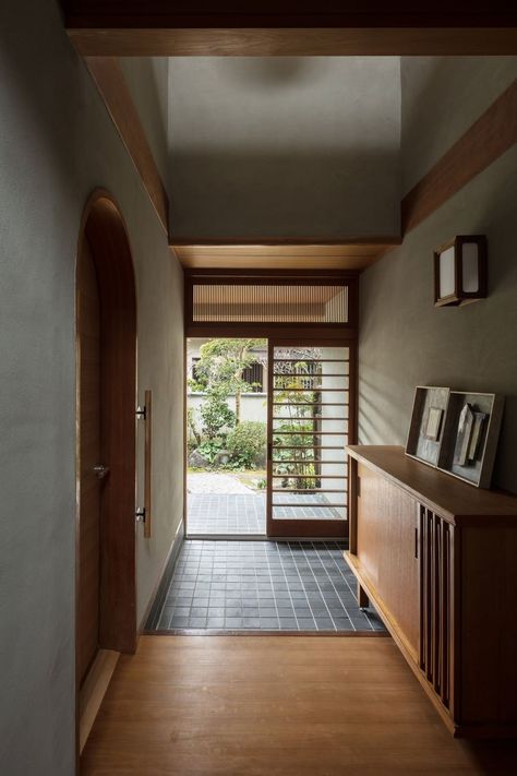 Photos by Yohei Sasakura Japanese Foyer, Japanese Entryway, Loft Style Interior, Japanese Interior Design, Bedroom Closet Design, 아파트 인테리어, Home Entrance Decor, Japanese Interior, House Built